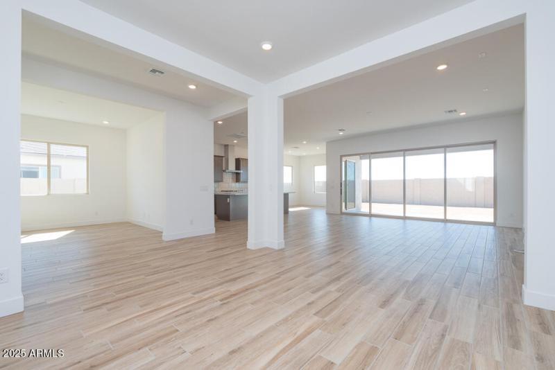 Tri Pointe Blossom Rock 490 - Flex Dinin