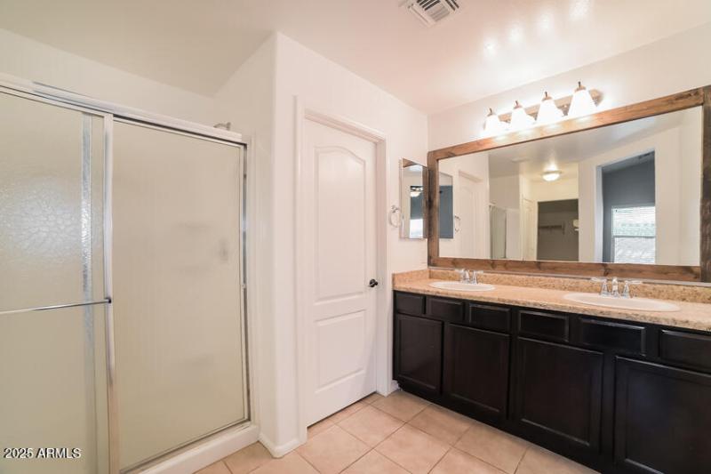 005-photo-main-bathroom-11858577