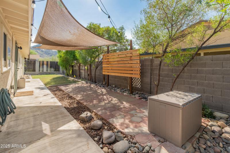 1407 E Mountain View Rd-27