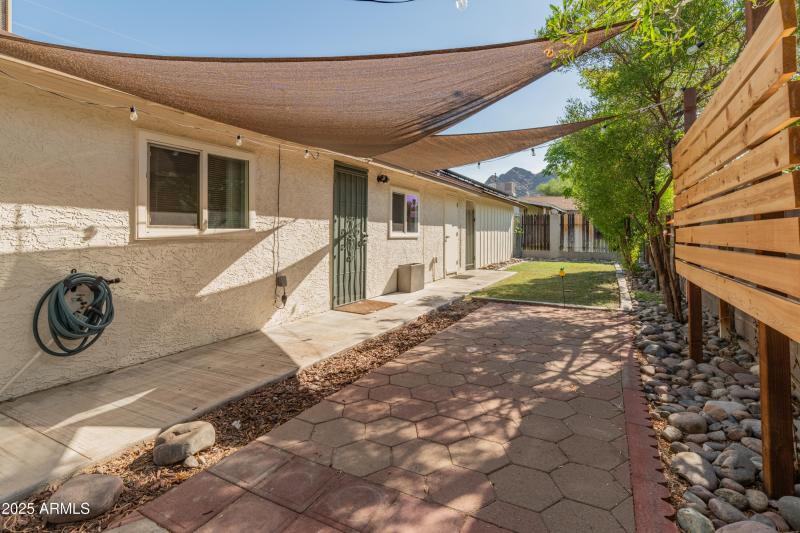 1407 E Mountain View Rd-29