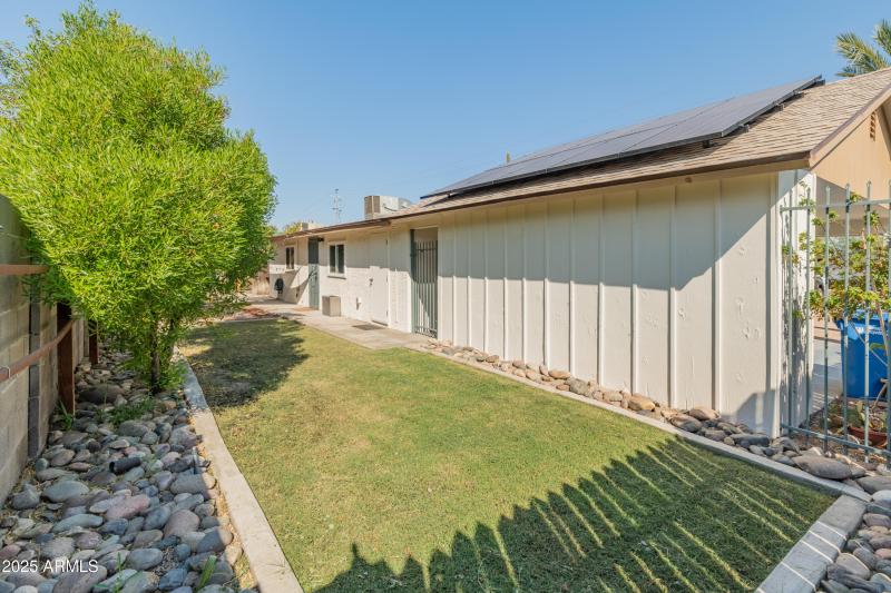 1407 E Mountain View Rd-33