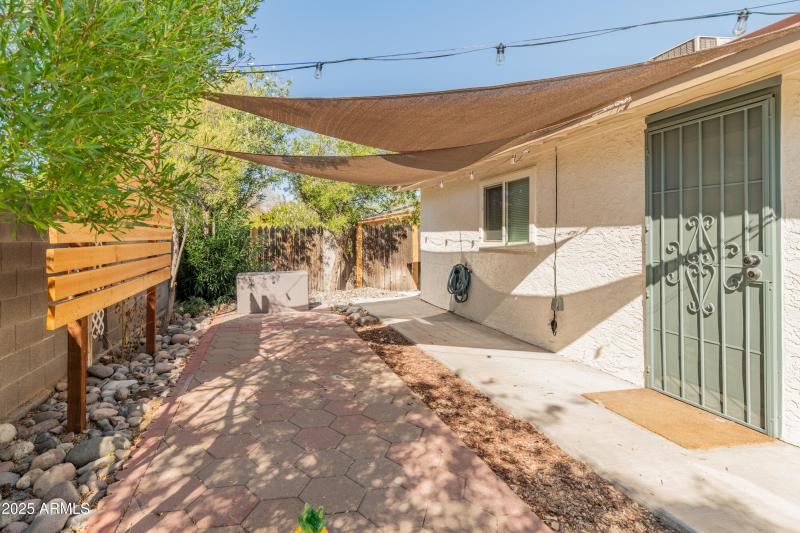 1407 E Mountain View Rd-34