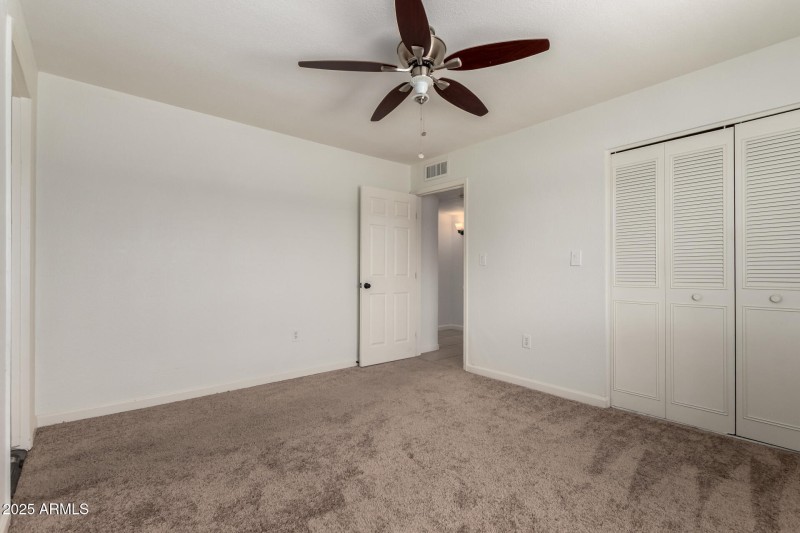 Bright and Cozy Secondary Room