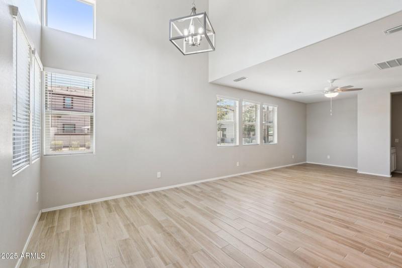 9-web-or-mls-W Encanto Blvd-2106-009