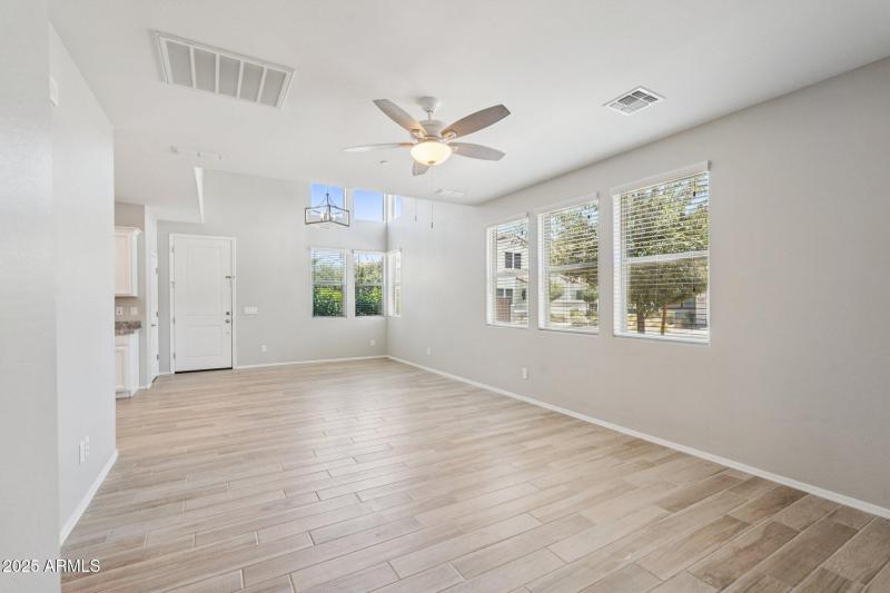 13-web-or-mls-W Encanto Blvd-2106-011