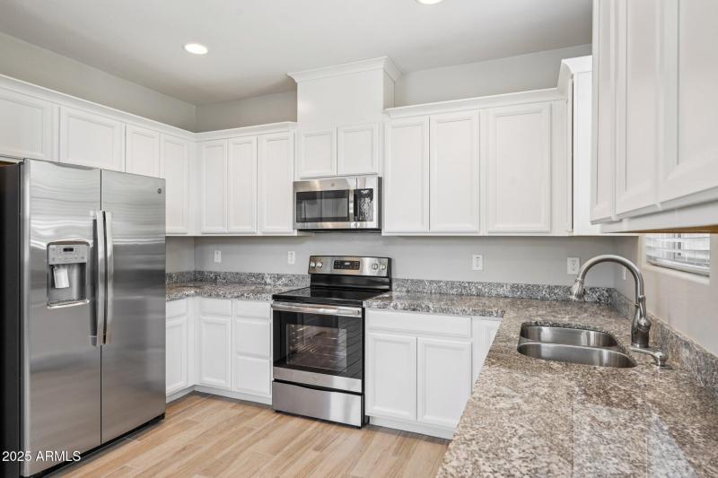 17-web-or-mls-W Encanto Blvd-2106-013