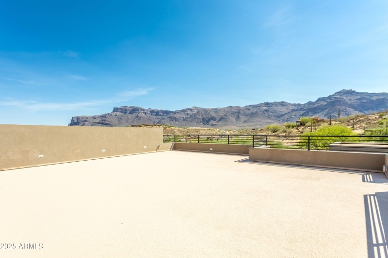 345 sq ft Roof-top viewing deck