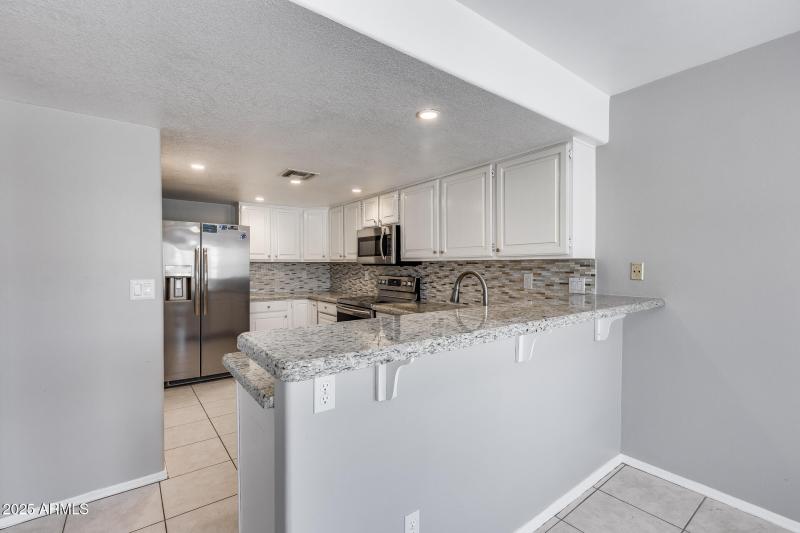 Kitchen + Breakfast Bar