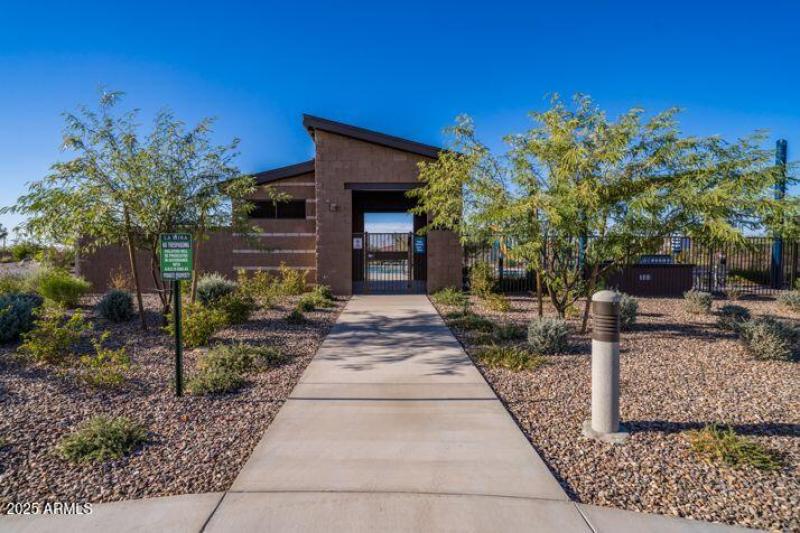 La Mira_Pool Entrance (1)