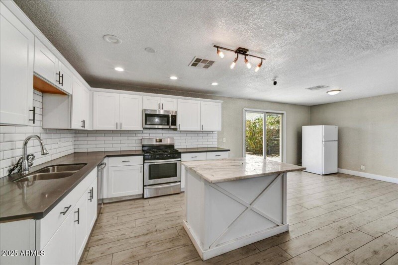 06-Kitchen & Dining