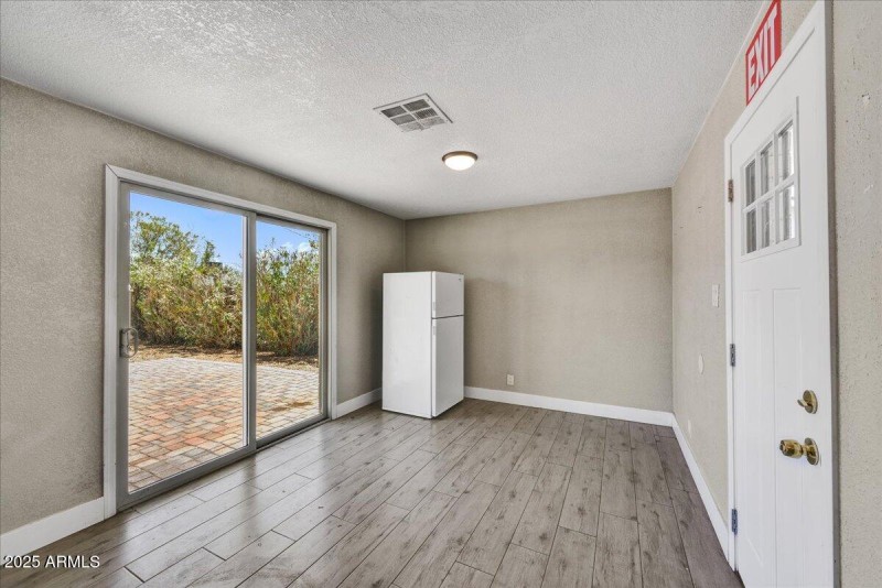 09-Breakfast Nook
