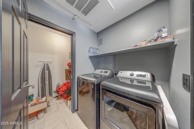 Washer/dryer with storage