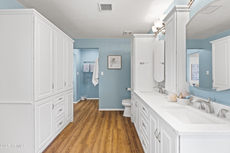 6819 E Grandview Primary Bath