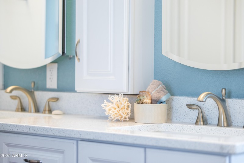 6819 E Grandview Primary Vanity Bath