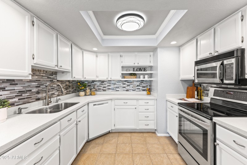 6819 E Grandview Kitchen Love