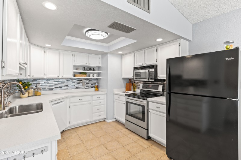 6819 E Grandview Kitchen