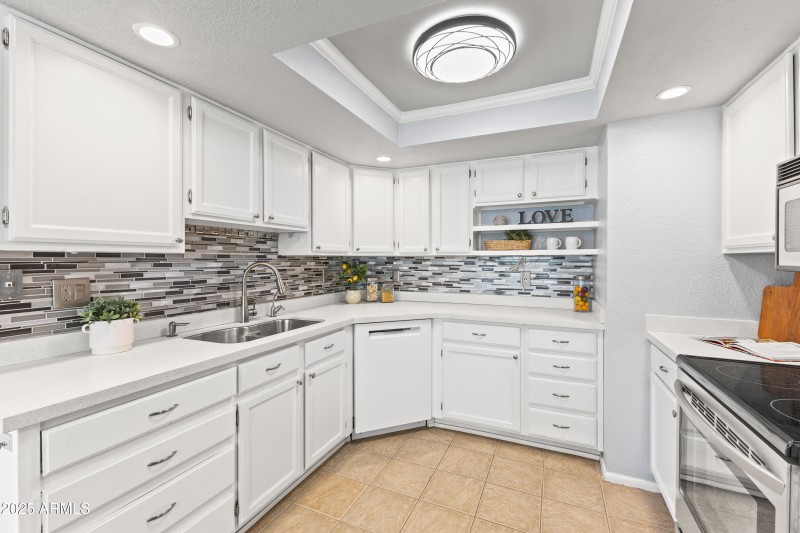 6819 E Grandview Kitchen Full