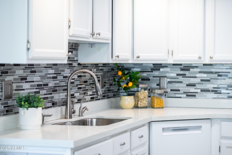 6819 E Grandview Kitchen Sink Backsplash