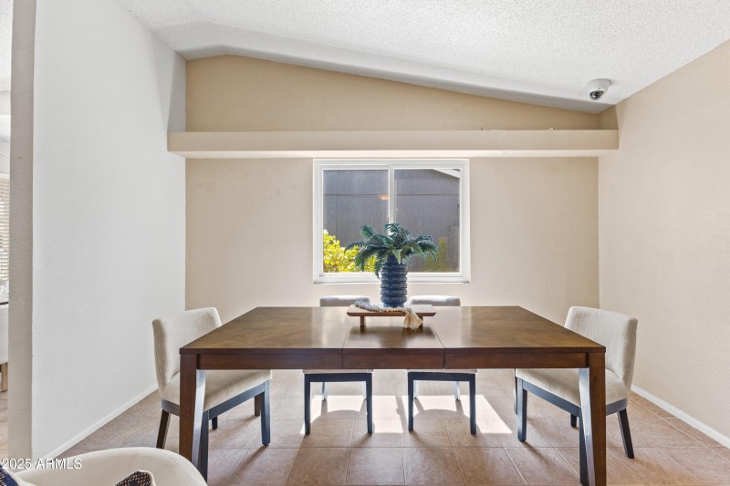 6819 E Grandview Dining