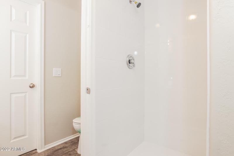 012-photo-bathroom-11516363