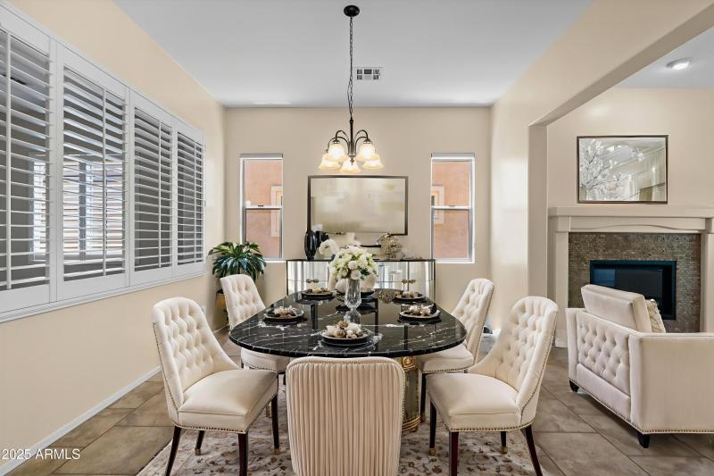 05-DSC02717 - Dining Room - Luxury - 5