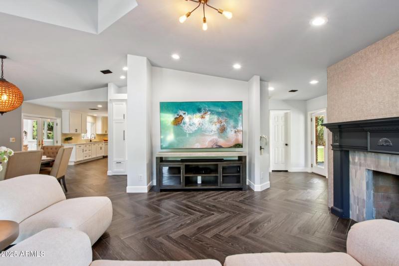 8-web-or-mls-N 15th Ave-L2706-006