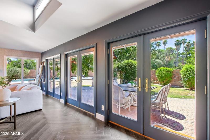 13-web-or-mls-N 15th Ave-L2706-011