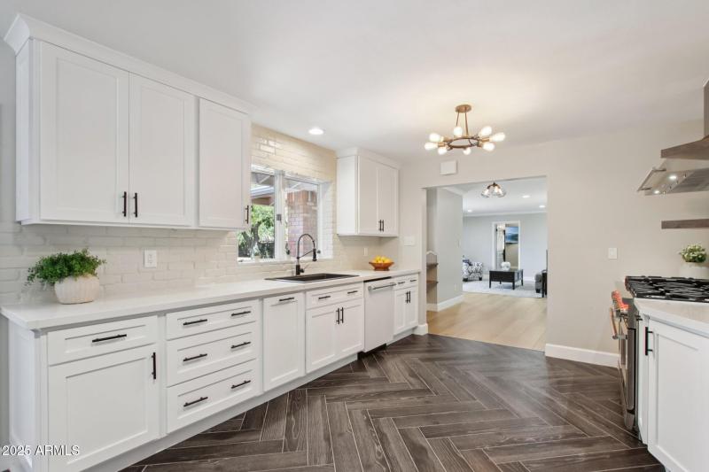 24-web-or-mls-N 15th Ave-L2706-022