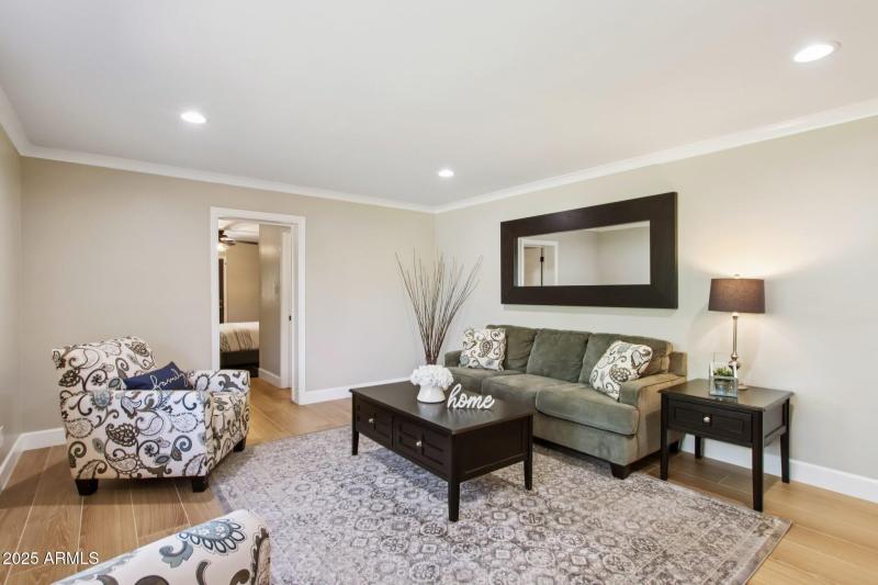 26-web-or-mls-N 15th Ave-L2706-024