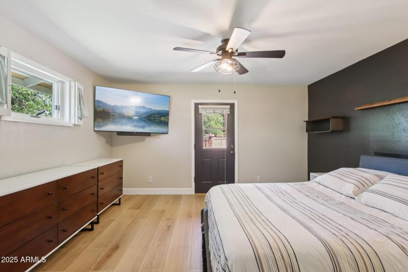 32-web-or-mls-N 15th Ave-L2706-030