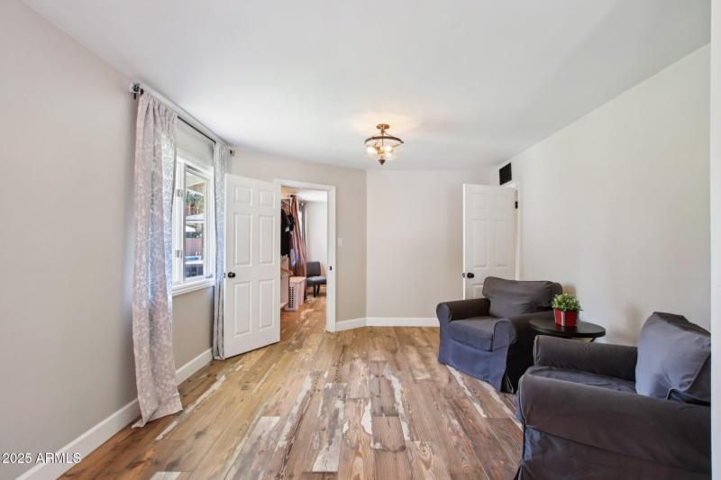 44-web-or-mls-N 15th Ave-L2706-042