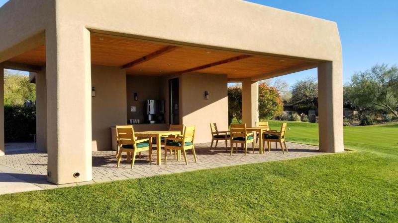 Putting course resting area