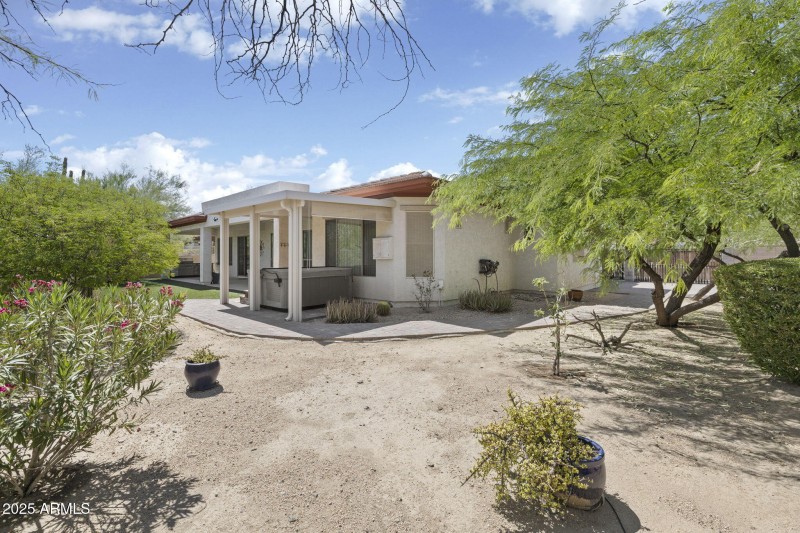 Deep side yard room for a future pool