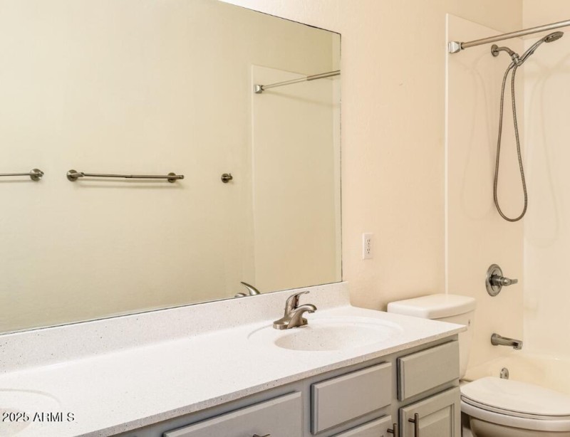 10722 W Quartz Dr - Guest Bathroom