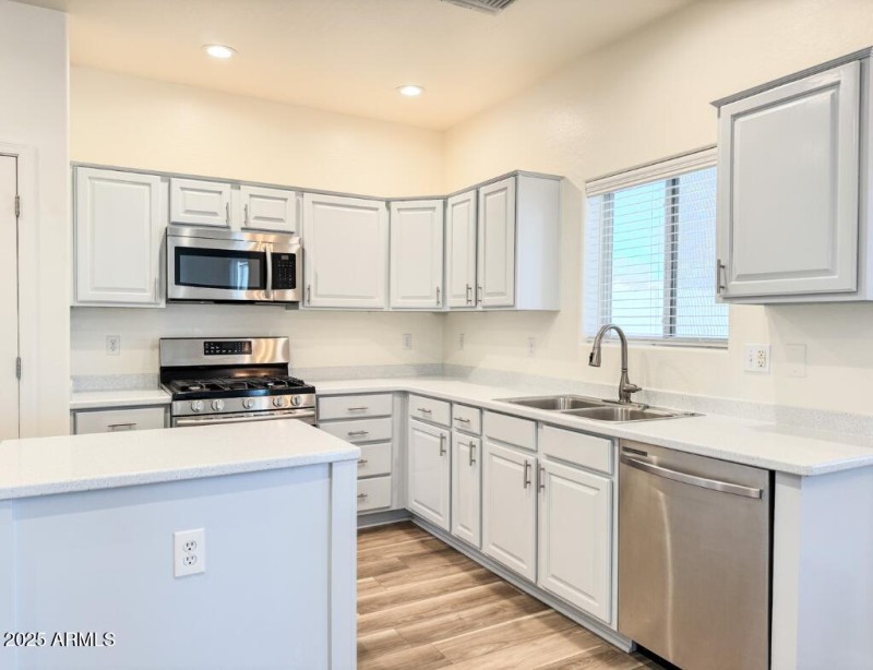 10722 W Quartz Dr - Kitchen (3)