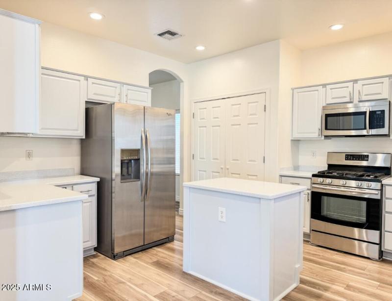10722 W Quartz Dr - Kitchen