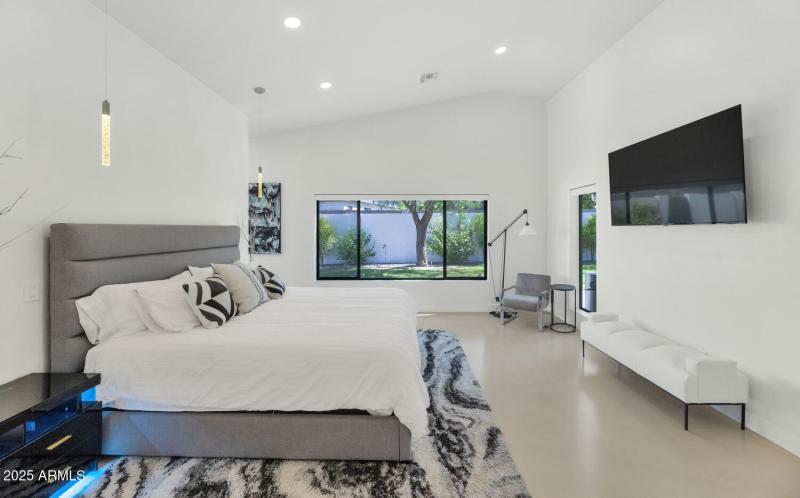 3420 E Oregon Ave-large-019-018-3420 E O