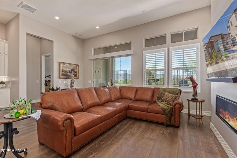 Living Room & Mountain Views