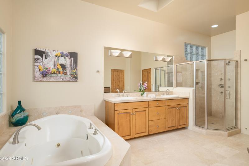 Large Jetted Soaking Tub & Walk-In Jette