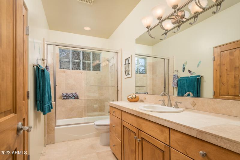 Guests Full Bathroom