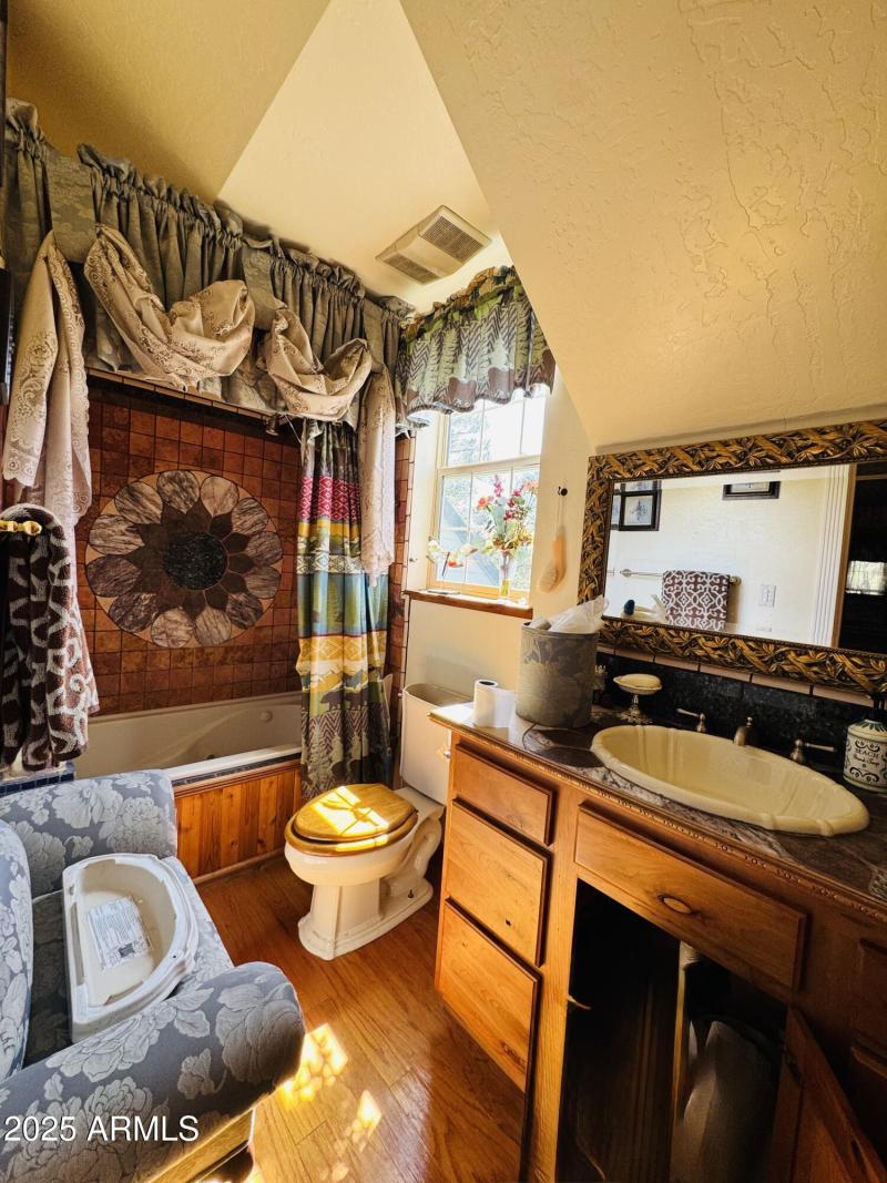 Upstairs en-suite bath 1