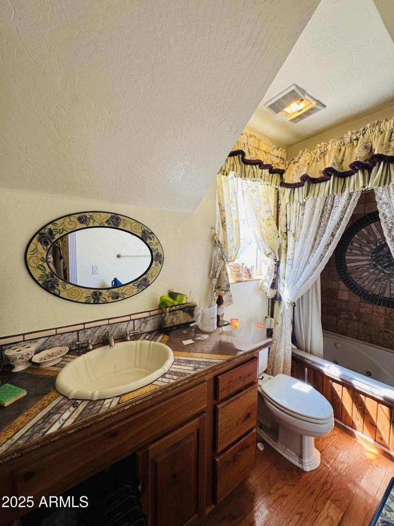 Upstairs En-suite bath 2