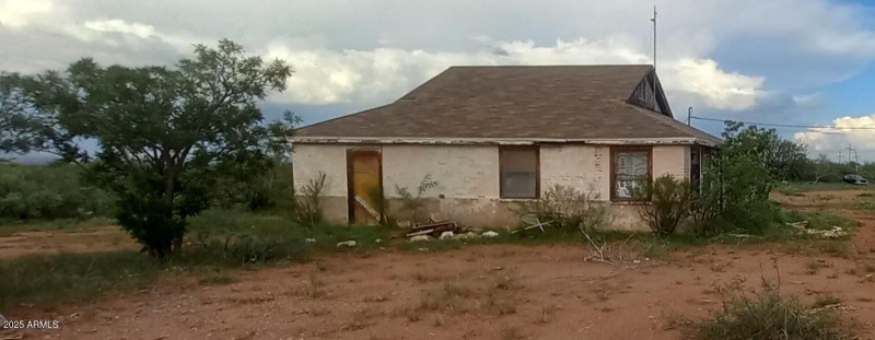 Hwy 80 old house at the East