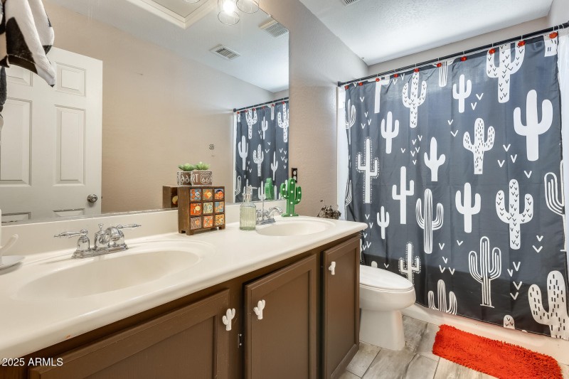 Full Guest Bathroom Upstairs