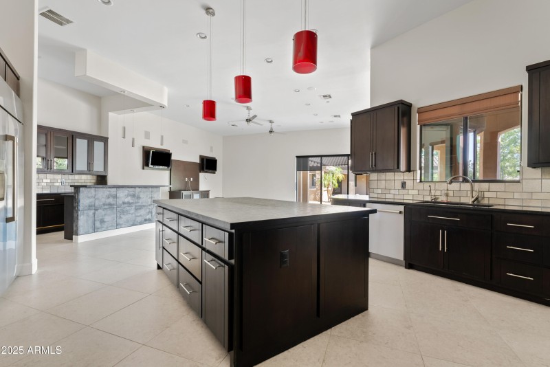 Kitchen w/large island