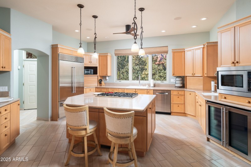 OPEN KITCHEN WITH ISLAND AND GAS COOKTOP
