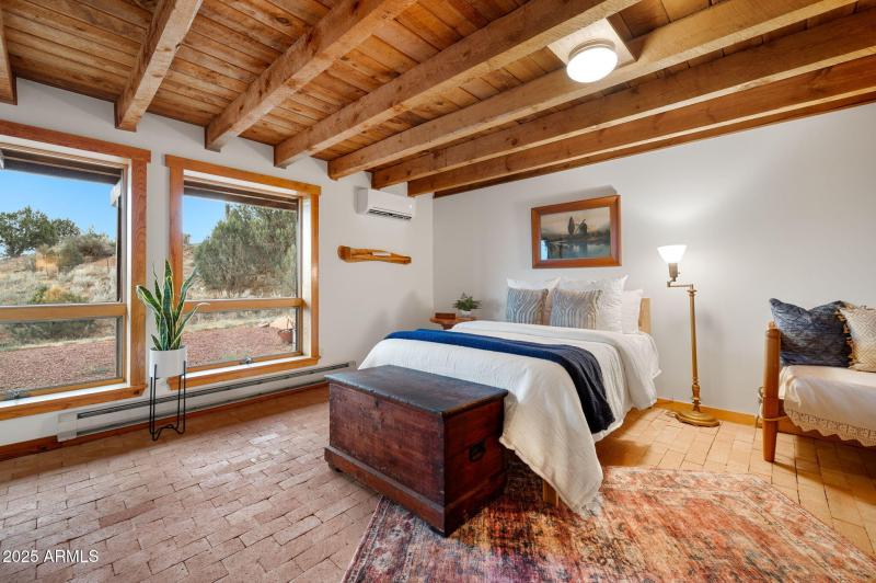 19-Primary Bedroom (7)