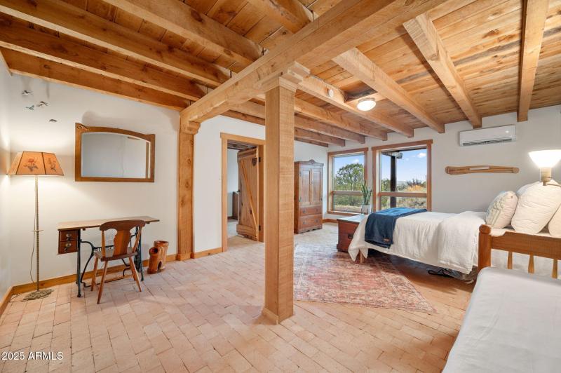 24-Primary Bedroom (6)