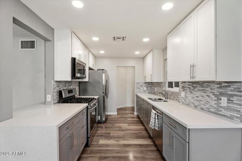 2531 E Indianola Ave