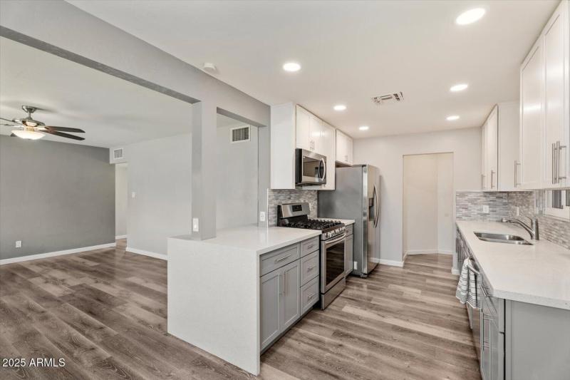 2531 E Indianola Ave